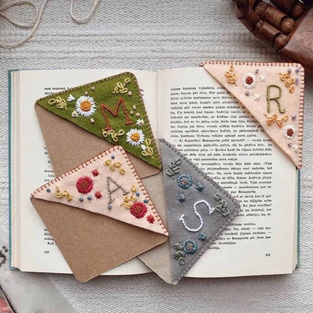 Felt Hand Embroidered Corner B - Resin Art Bookmark 评论和价格